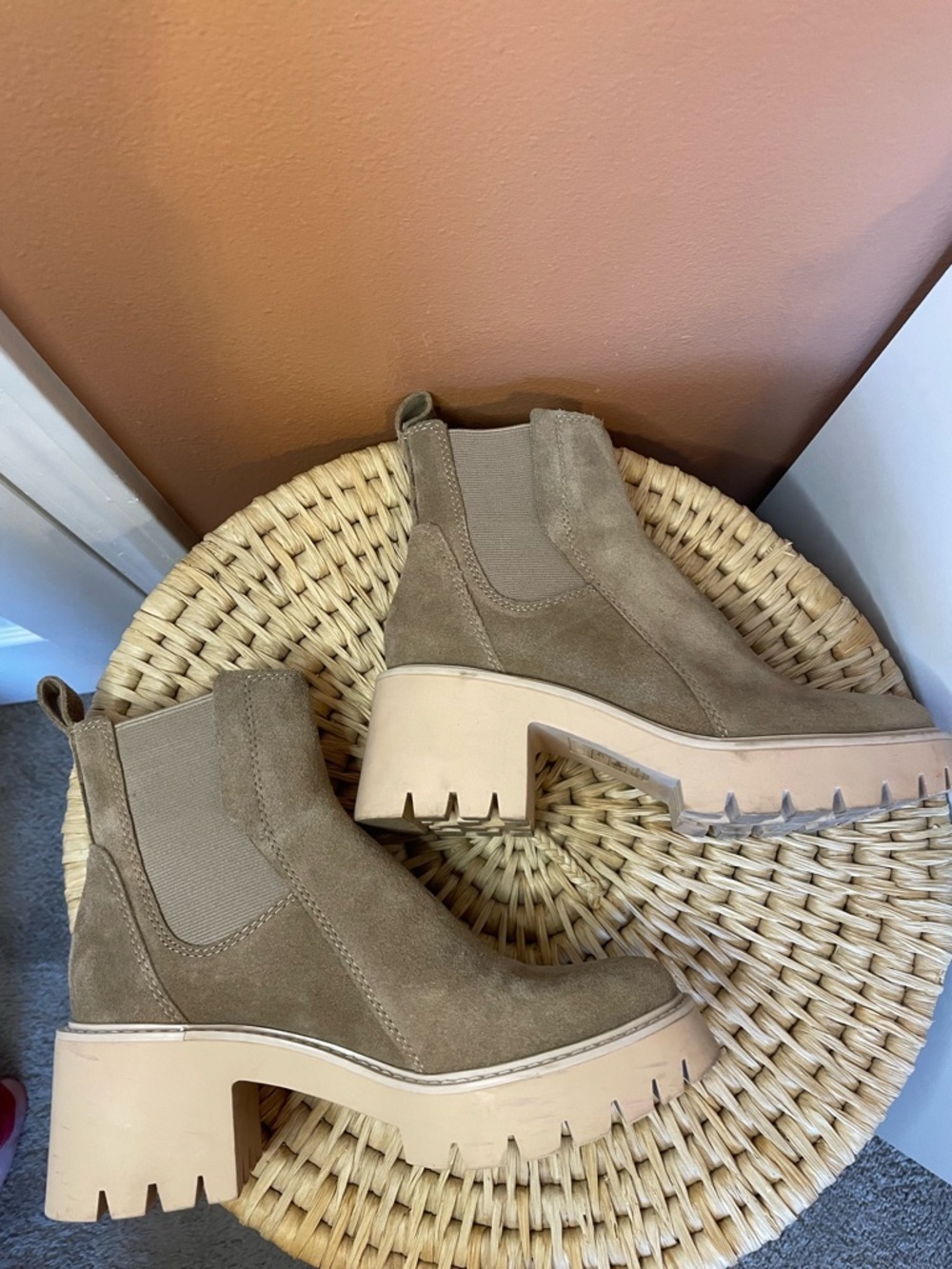 Dolce Vita Halina Chelsea Boots in Taupe Suede Women’s Size 6 - Picture 9 of 10